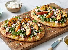 Image of Flatbread mit Pfirisch, Ziegenkäse und Rucola