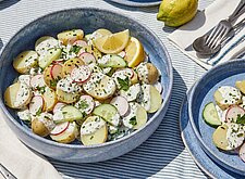 Image of Kalter Kartoffelsalat mit Radieschen und Kräuterjoghurt
