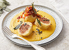 Image of Knödel mit Walnuss-Pilzfüllung an Kürbissauce