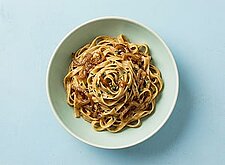 Image of Vegane Pasta mit karamellisierten Zwiebeln