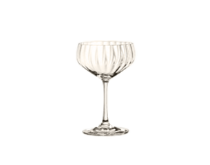 Leeres, elegantes, klares Sekt-/Cocktail-Coupeglas mit geripptem Kelch und schlankem Stiel vor hellem, neutralem Hintergrund.