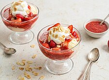 Image of Erdbeerbecher mit Schlagobers