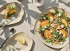 Image of Kichererbsen Salat mit Nektarinen und Rucola