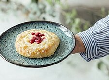 Image of Brioche Schnecken mit Himbeeren und Frischkäse