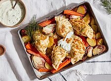 Image of Piroggen aus dem Ofen mit Gemüse und Dill Dip