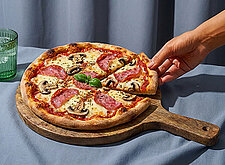 Image of Salami-Champignon-Pizza