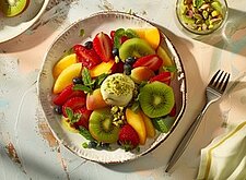 Image of Fruchtsalat mit Pistazien-Eiscreme