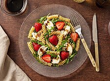 Image of Erdbeer Pasta Salat mit Rucola
