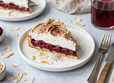 Image of Kirschkuchen mit Kokosbaiser