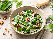 Image of Bärlauch Salat mit Parmesan und Walnüssen