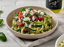 Image of Zucchininudeln mit Avocado-Pesto