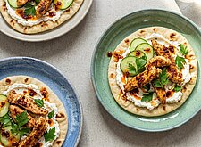 Image of Huhn Flatbread mit Gurke und Ricotta