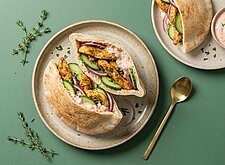 Image of Pita Taschen mit Huhn und Tomaten Joghurt