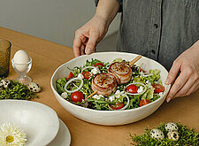 Image of Schweinemedaillons auf buntem Salatbeet