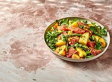 Image of Kartoffelsalat mit Spargel und Räucherlachs