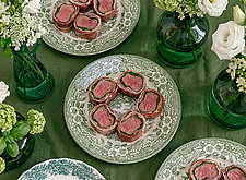 Image of Rinderfiletröllchen mit Parmaschinken