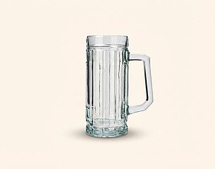 Sechs gläserne Bierkrüge stehen in einer Reihe. Die Krüge haben eine gerippte Oberfläche und eine stabile Henkel. Sie sind leer und reflektieren das Licht, was ihnen ein klareres Aussehen verleiht. Der Hintergrund ist einfarbig und hebt die Krüge hervor.