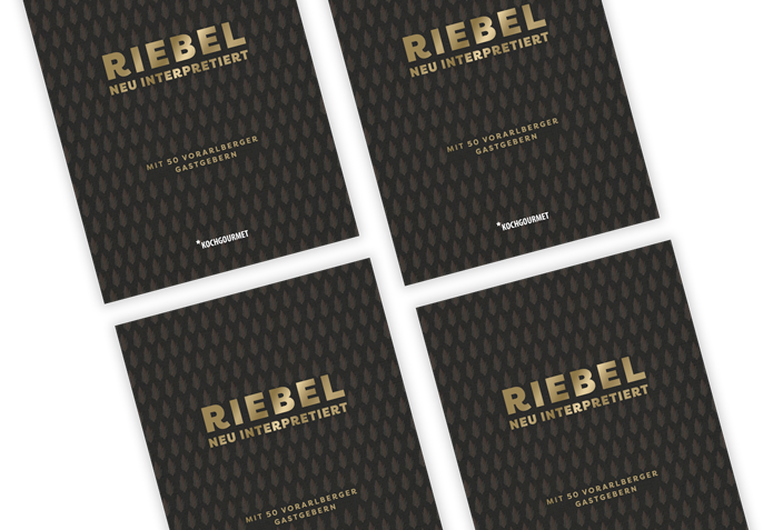 Das Bild zeigt vier Buchcover mit dem Titel „RIEBEL NEU INTERPRETIERT“. Die Gestaltung ist in dunklen Farben gehalten, mit goldener Schrift. Darunter steht „MIT 50 VORARLBERGER GASTGEBERN“. Das Logo „*rockgourmet“ ist ebenfalls sichtbar.