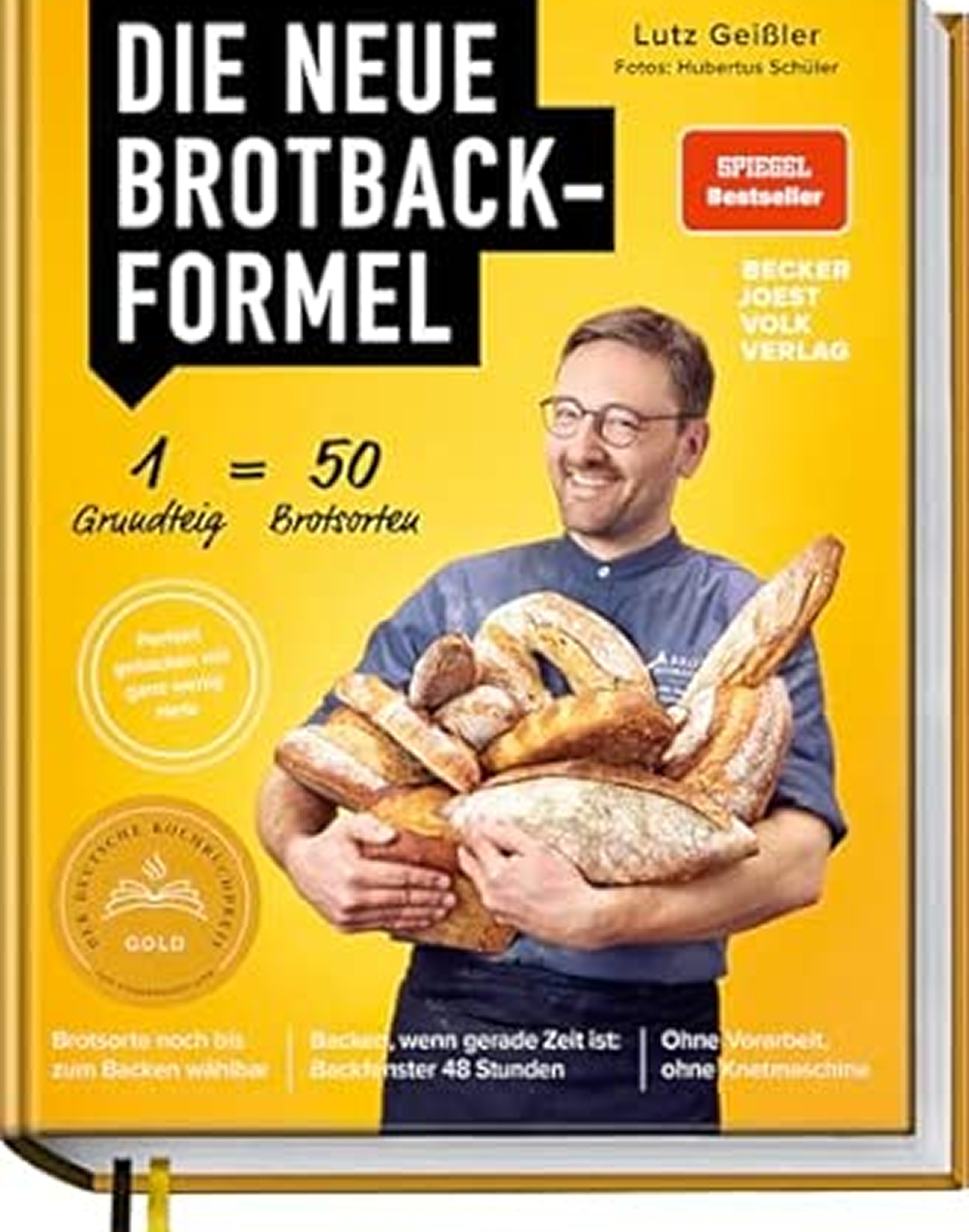 Das Bild zeigt ein Kochbuchcover mit dem Titel "Die neue Brotback-Formel" von Lutz Geißler. Ein Mann hält eine große Menge frisch gebackenen Brotes. Das Design ist ansprechend und informiert über die einfache Herstellung von Brot.