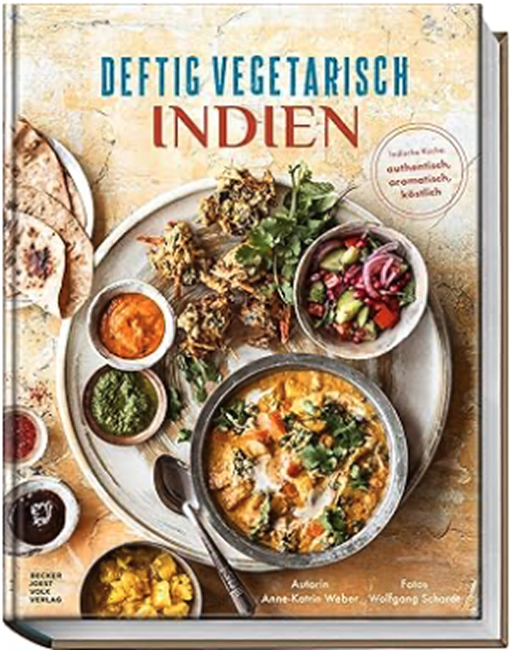 Das Bild zeigt das Cover eines Kochbuchs mit dem Titel „Deftig Vegetarisch Indien“. Es präsentiert eine Auswahl an indischen Gerichten auf einem Töpfchen, umgeben von frischen Kräutern und verschiedenen Dips. Der Stil ist ansprechend und farbenfroh, was die Vielfalt der indischen Küche unterstreicht.