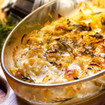 Hähnchenkeulen und Blechkartoffeln mit Käse überbacken