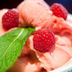 Himbeer-Joghurt-Eis mit Minibaisers