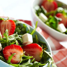 Spinatsalat mit Feta und Erdbeeren